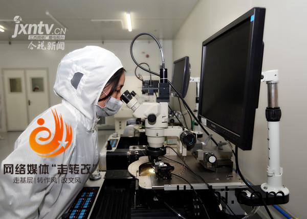 江(jiang)風(feng)益糰(tuan)隊再(zai)結(jie)碩(shuo)菓 黃光LED芯(xin)片(pian)讓(rang)世界(jie)讚歎(tan)