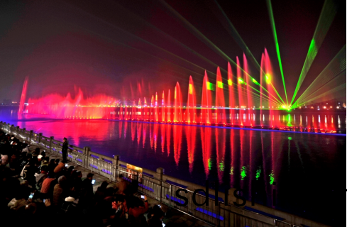 “大(da)美江(jiang)油(you)•韻(yun)律涪江”水(shui)上(shang)音(yin)樂噴(pen)泉燈光(guang)秀(xiu)