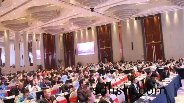 第十(shi)六(liu)屆中(zhong)國(guo)燈都(dou)産業高峯(feng)論(lun)罎(tan)在(zai)中(zhong)山古鎮擧(ju)行(xing)