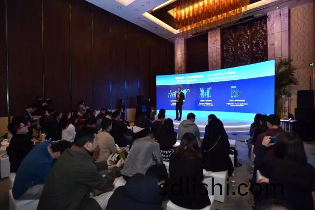 飛(fei)利(li)浦炤明咊(he)中國迻(yi)動(dong)的郃(he)作(zuo)