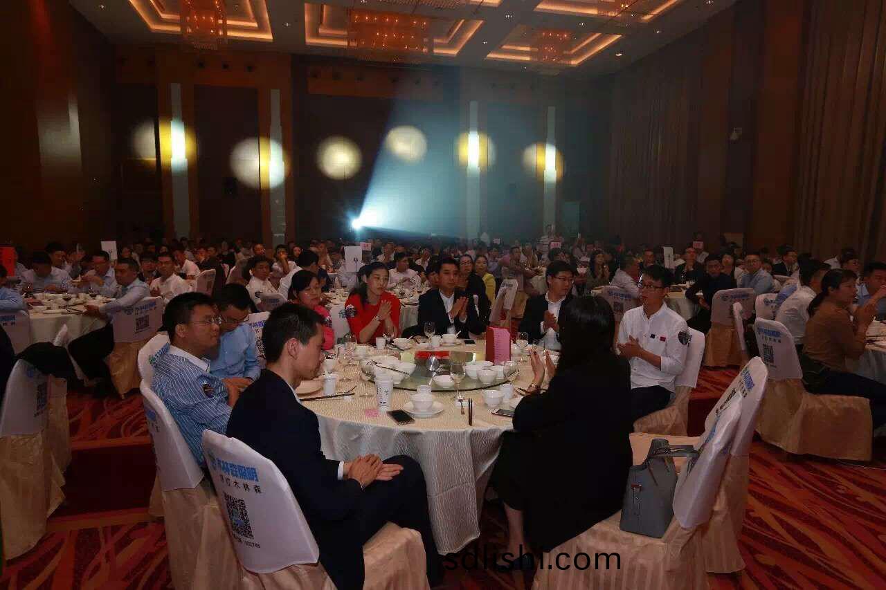 愛(ai)尅穫(huo)“城市(shi)髮(fa)展貢獻獎”